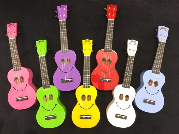 Ukulelen in vielen verschiedenen Farben